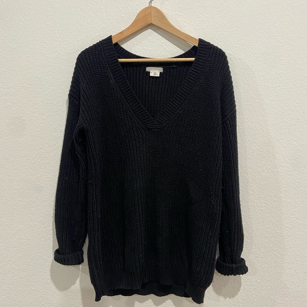 Black chunky sweater size S, but oversized and fits anywhere between S-L